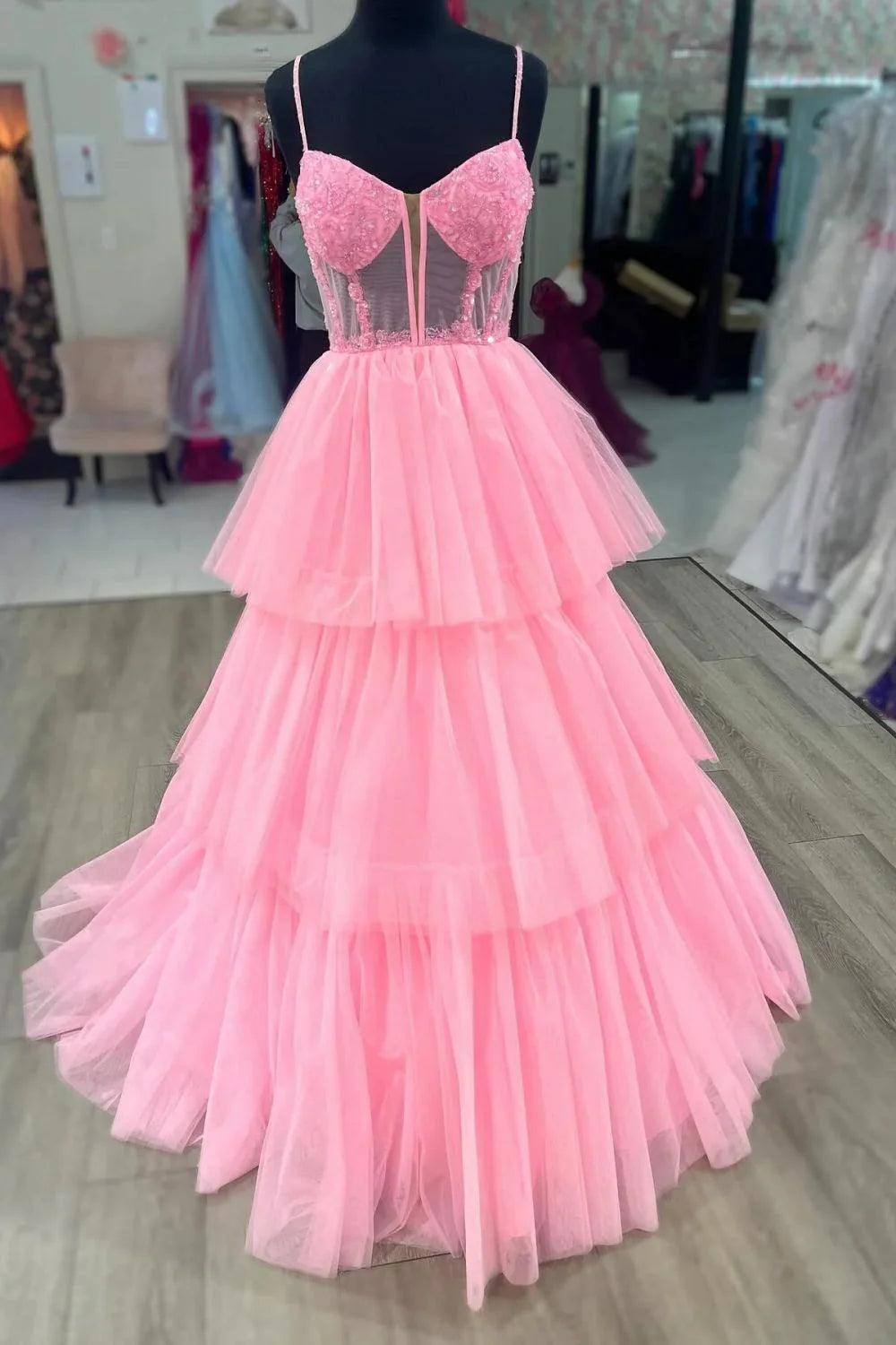 Vestido de fiesta rosa con corsé y tirantes finos en forma de A